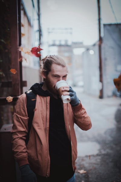 男人喝咖啡选择性聚焦摄影